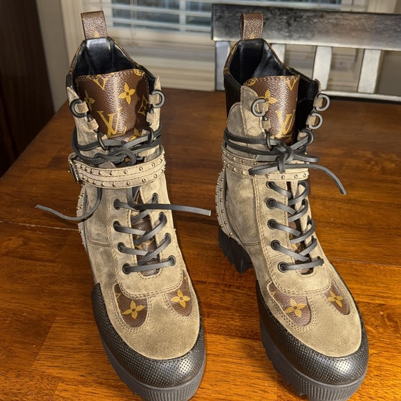 LOUIS VUITTON Suede Calfskin Monogram Laureate Platform Desert Boots Kaki - Picture 10 of 17